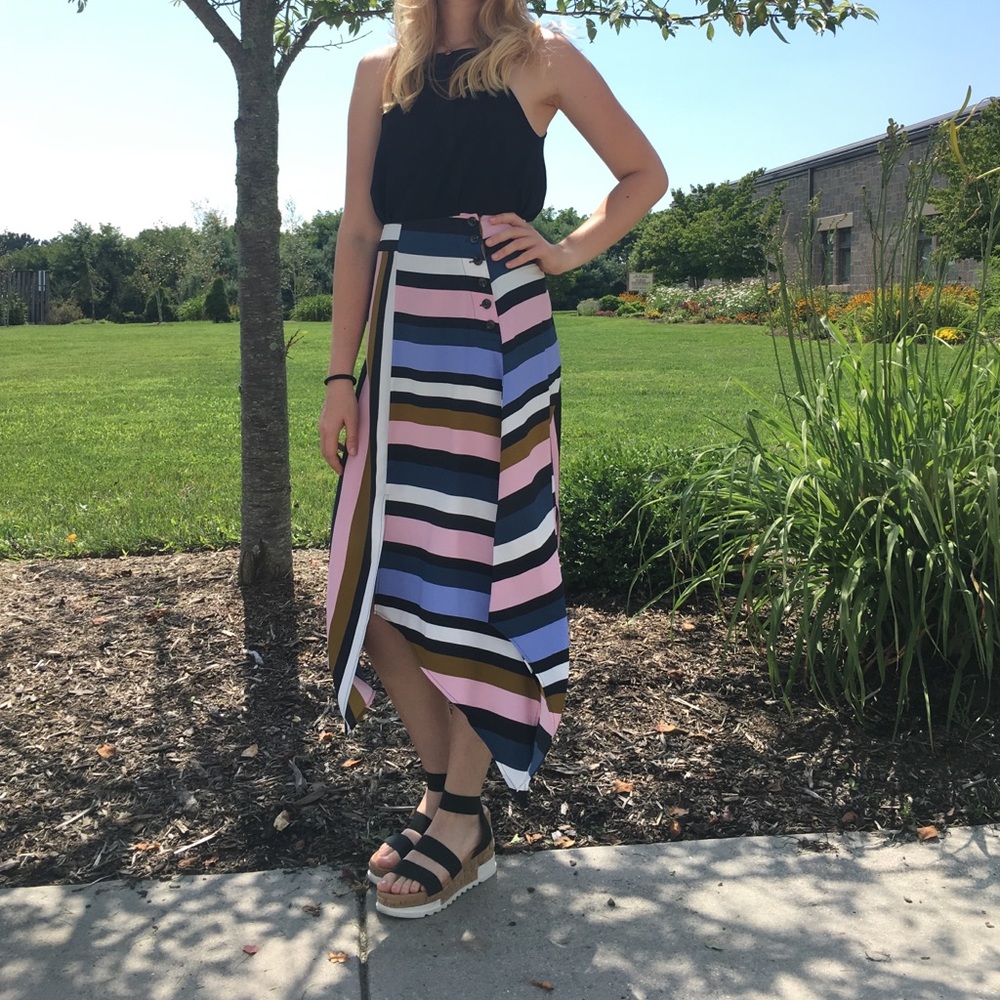 Topshop skirt with slit on one side. Button detail on hip